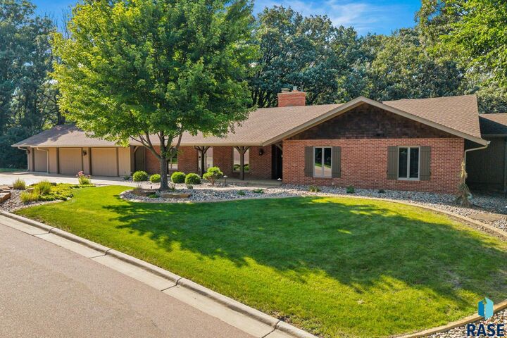 Property Photo: 1004 E Tomar Rd SD 57105