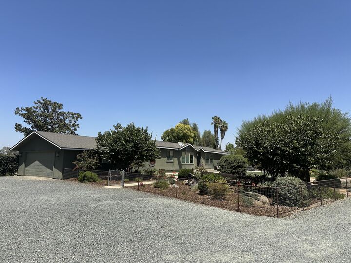 Property Photo:  25480 Ave 102  CA 93270 