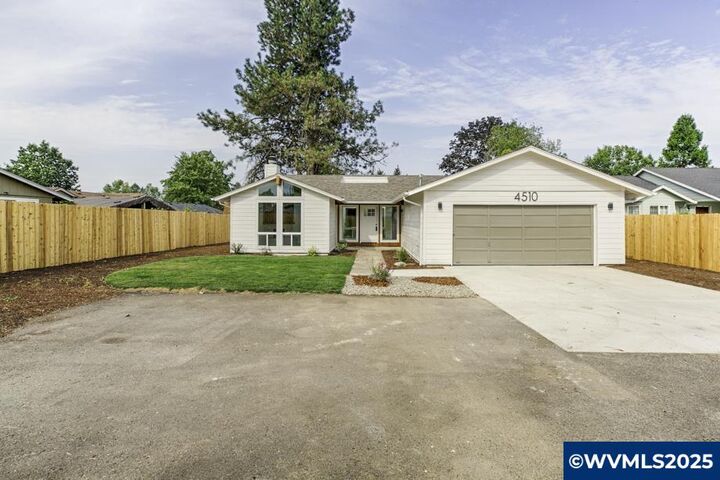 Property Photo: 4510 Swallow Ct NE OR 97301