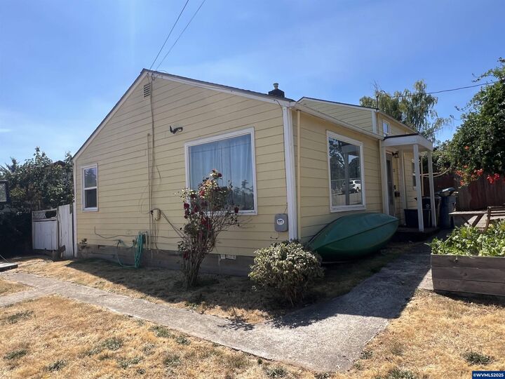 Property Photo: 210 Hoyt St S OR 97302