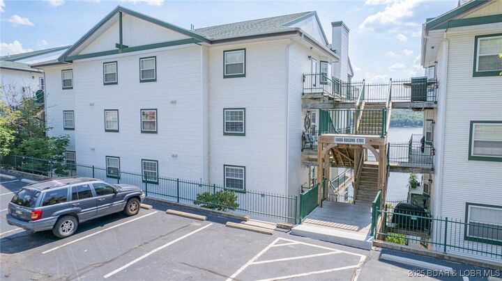 Property Photo: 806 East Harbour Towne Drive 806E MO 65049