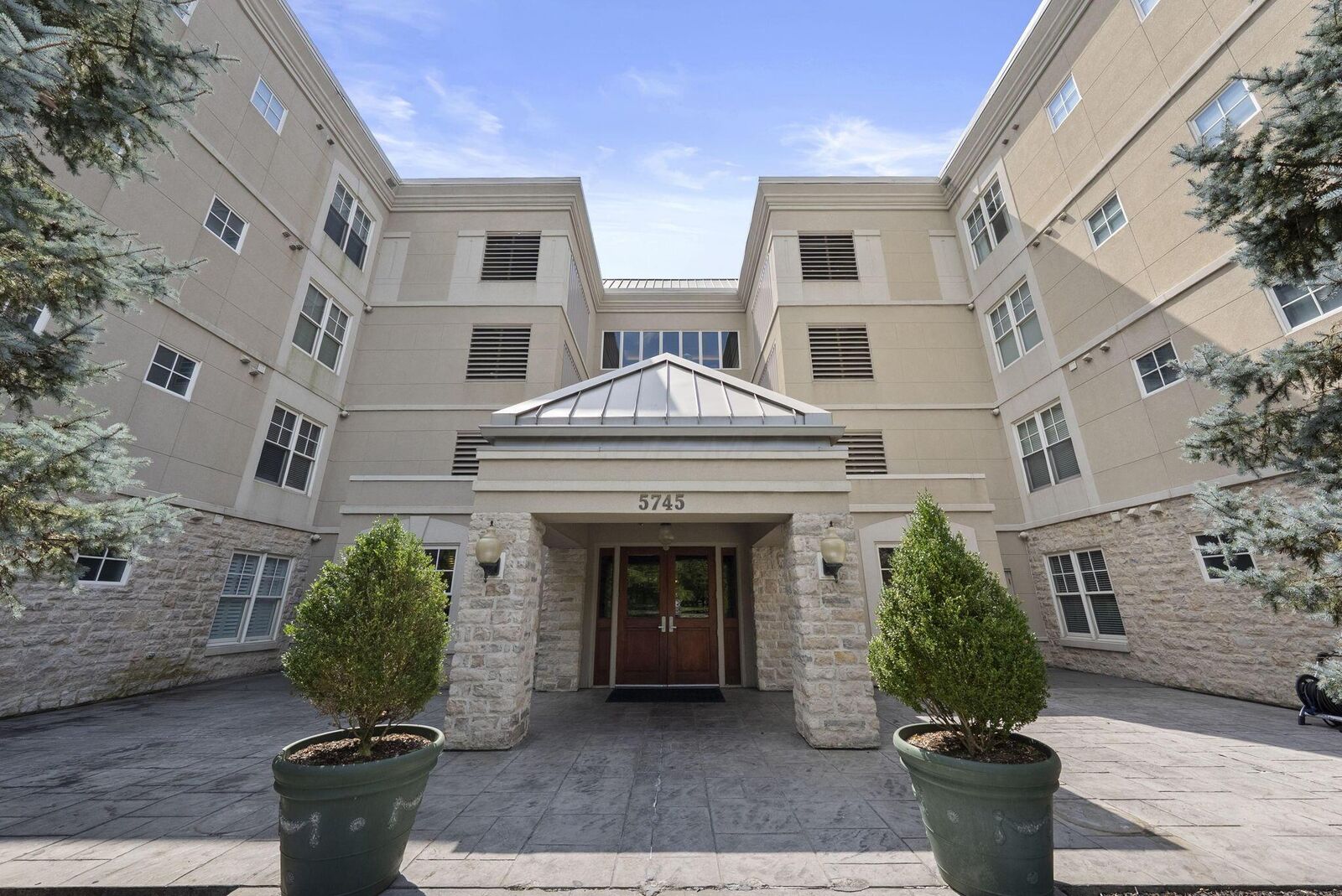 Property Photo:  5745 Newbank Circle  OH 43017 