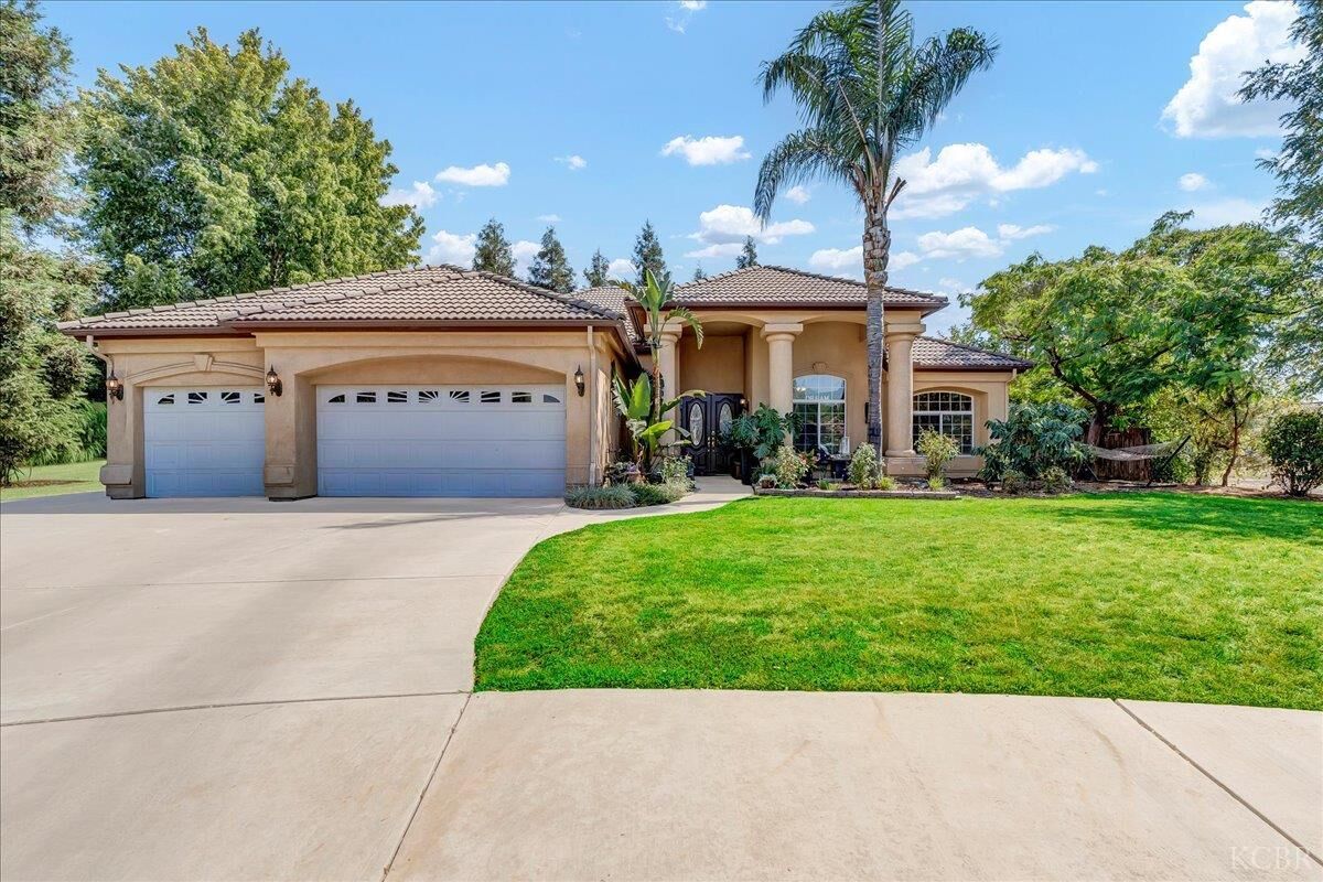 Property Photo: 1189 E Fairhaven Court CA 93257