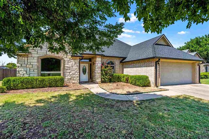Property Photo:  817 NE Hummingbird Dr  OK  