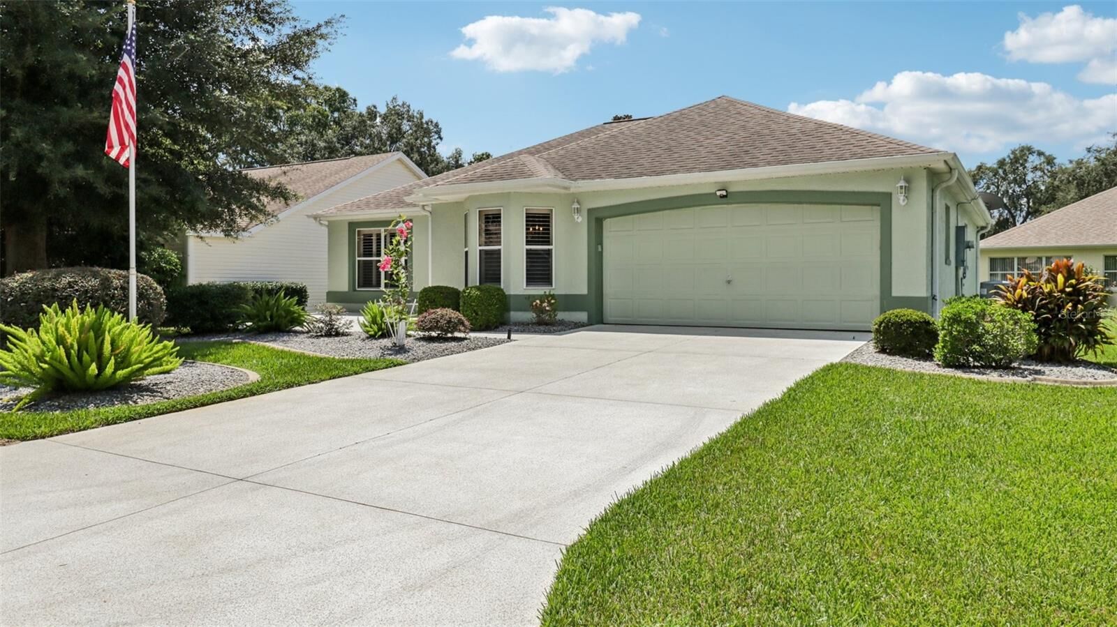 Property Photo:  916 Pasadena Way  FL 32159 