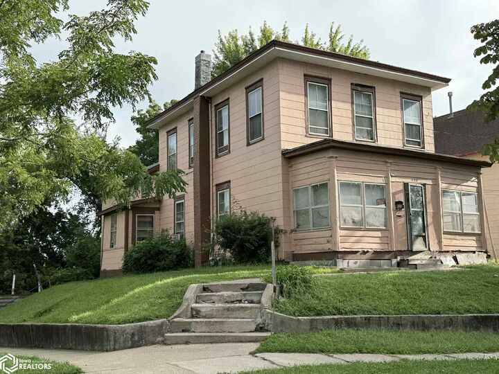 Property Photo: 420 Maple Street IA 52601