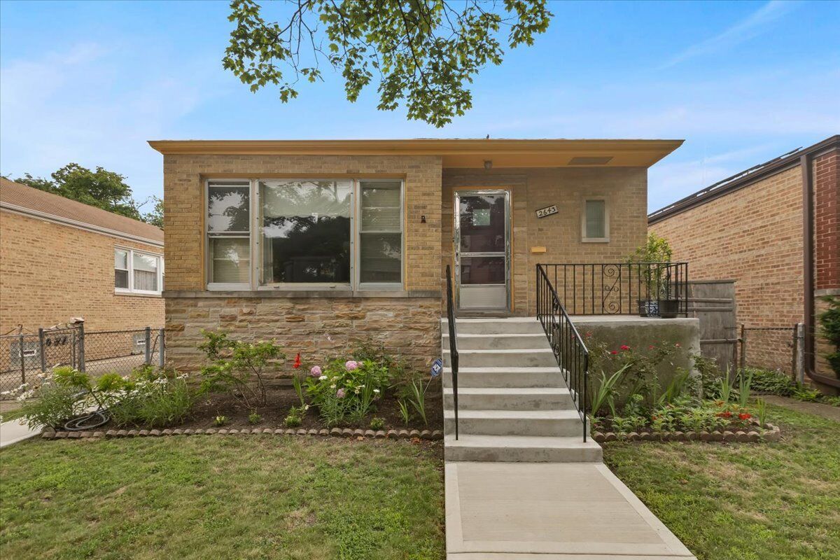 Property Photo:  2643 W Pratt Avenue  IL 60645 