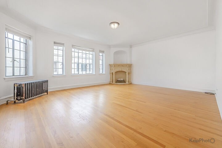 Property Photo: 7344 N Ridge Boulevard 5C IL 60645