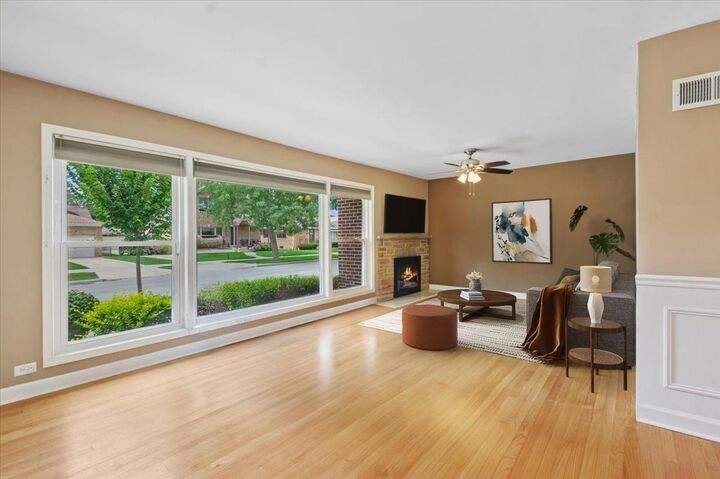 Property Photo: 7437 N Ozark Avenue IL 60631