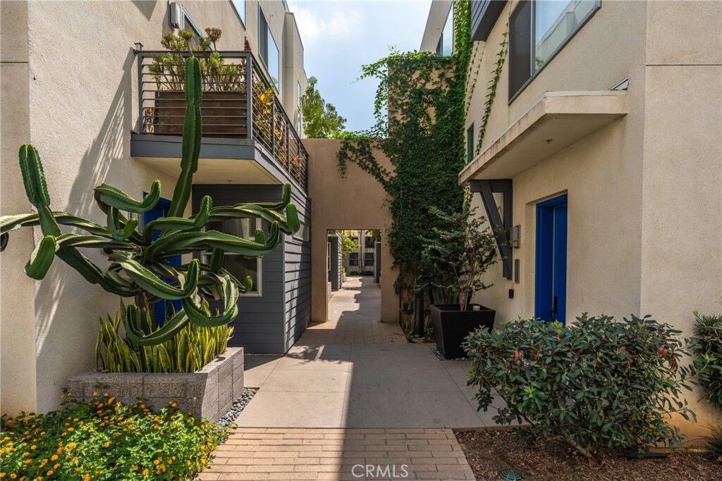 Property Photo:  1009 Roble Place  CA 90640 