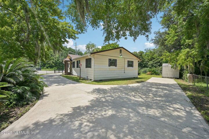 Property Photo:  3949 Moncrief Road W  FL 32209 
