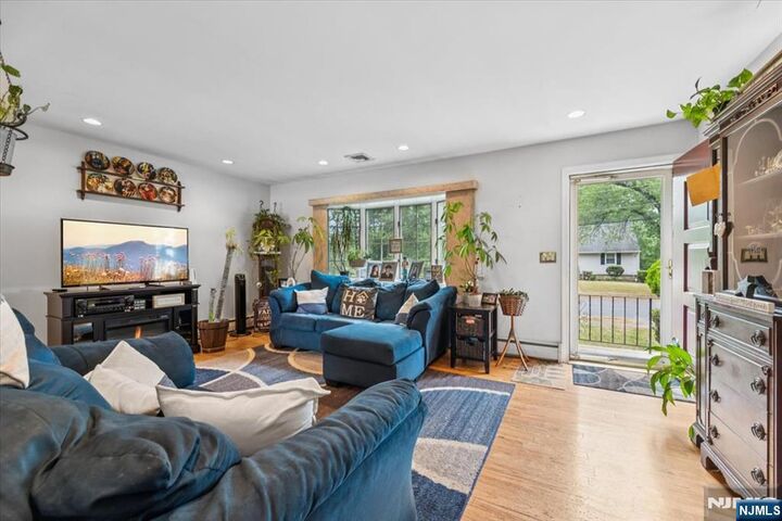 Property Photo:  