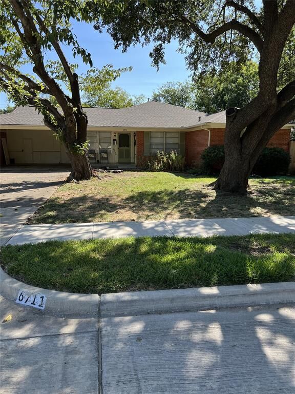 Property Photo: 6711 Ascot Lane TX 75214