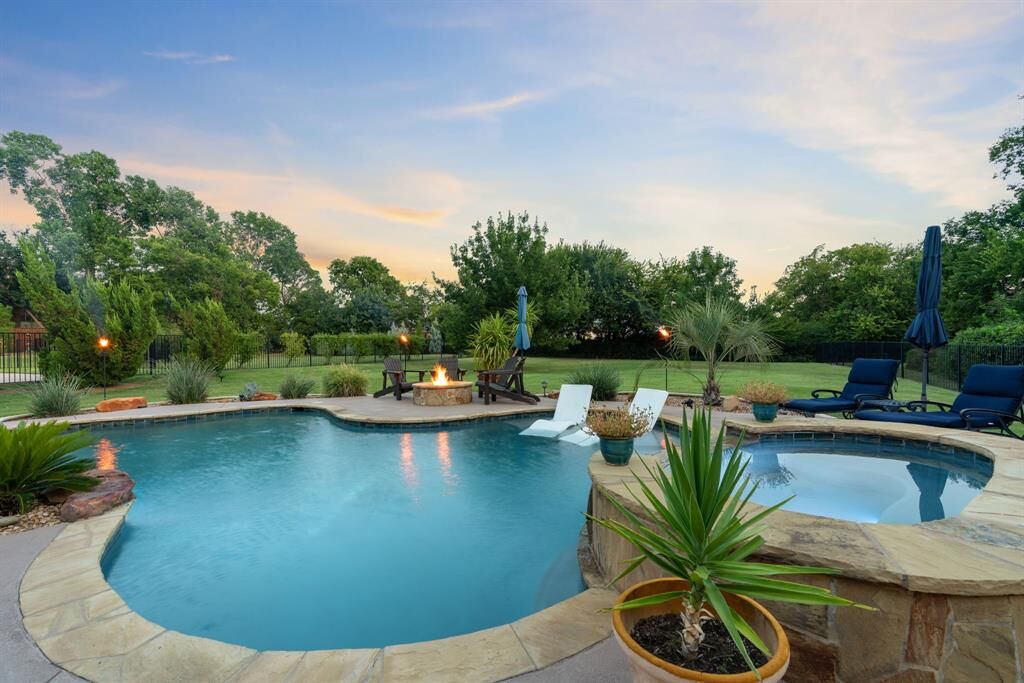 Property Photo:  401 Regency Court  TX 76210 