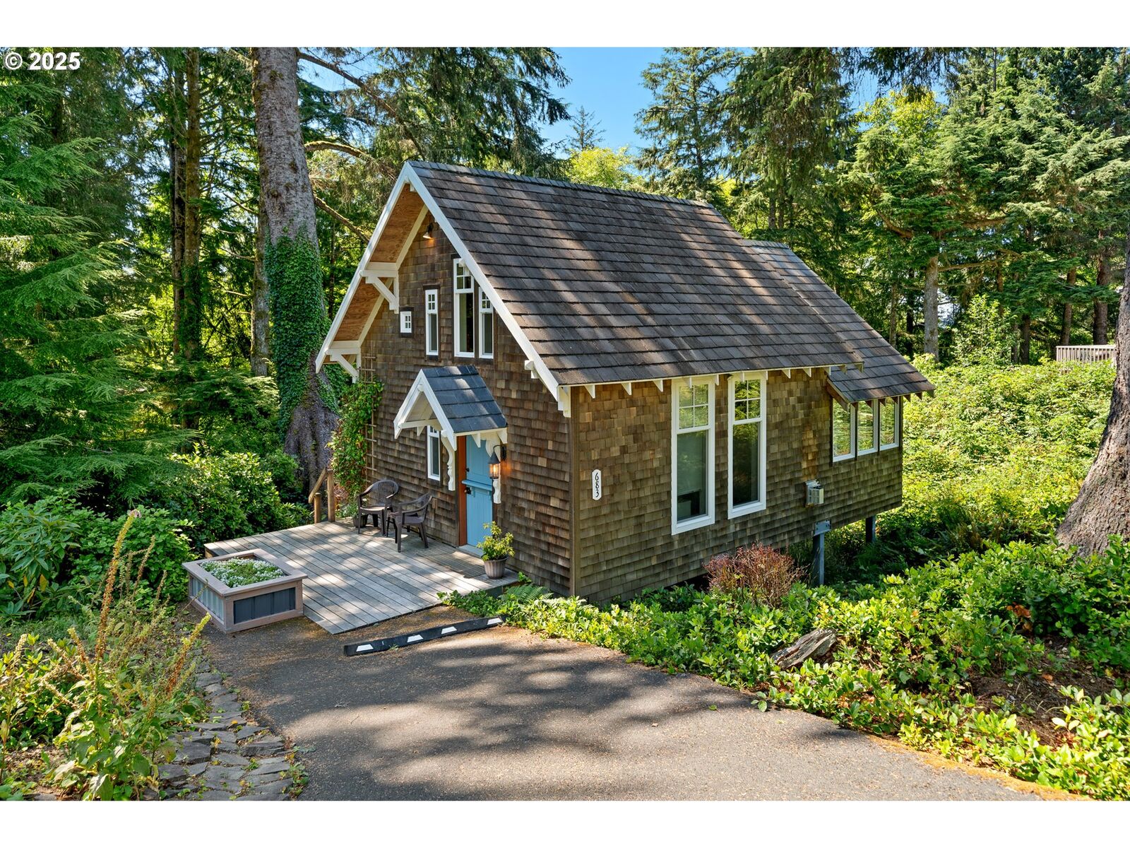 Property Photo:  683 E 6th St  OR 97110 