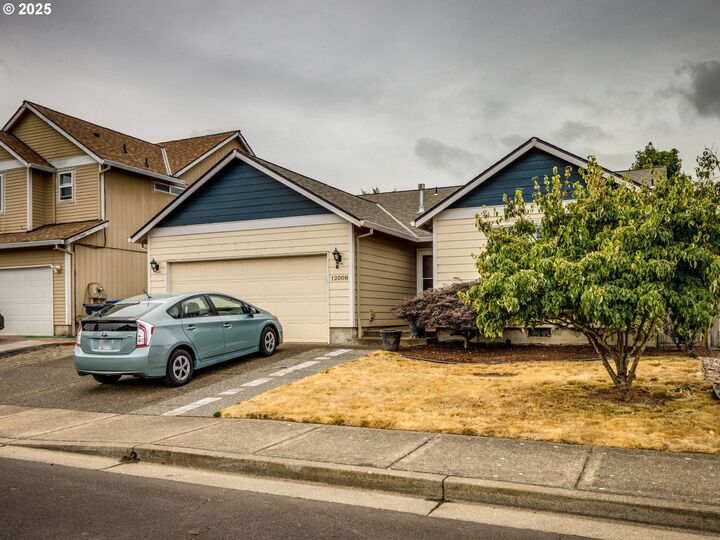 Property Photo: 12008 Chantal St OR 97020