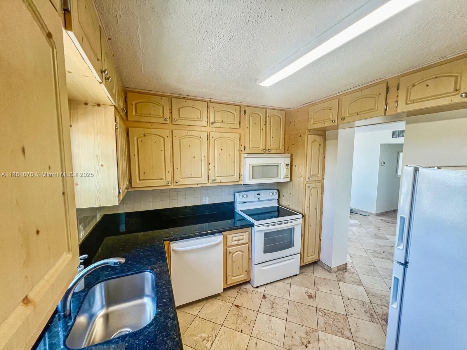 Property Photo:  2025 NE 164th St 716  FL 33162 