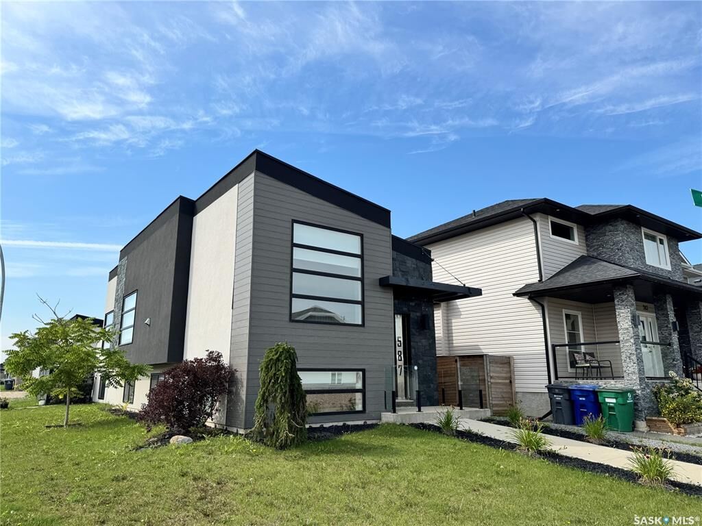 Property Photo:  587 Kloppenburg Crescent  SK S7W 0P1 