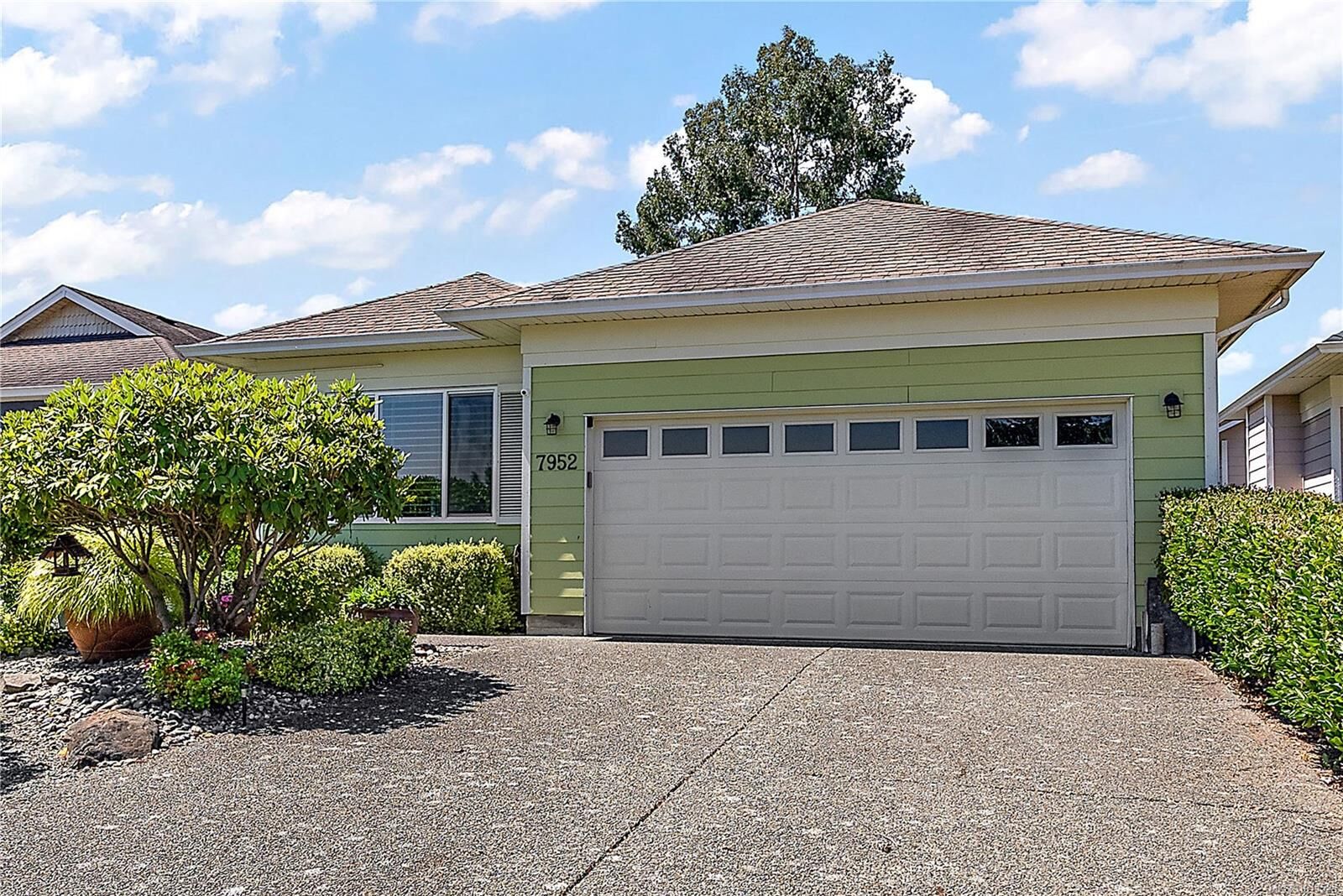 Photo de la propriété:  7952 Polo Park Cres  BC V8M 2J4 