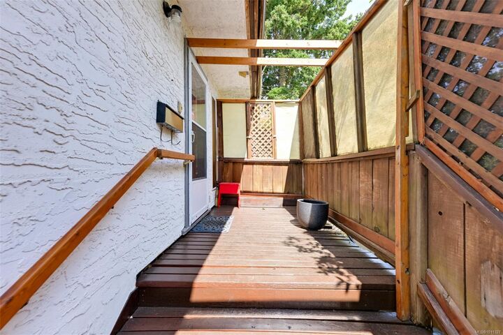 Photo de la propriété: 1360 Merritt St BC V8X 2P6