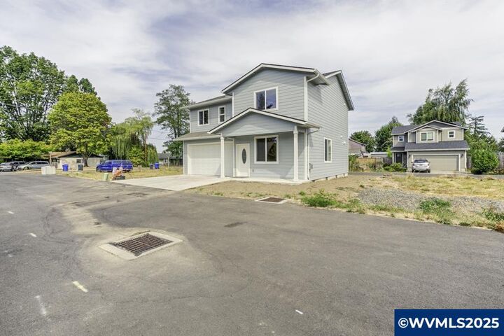 Property Photo: 728 Bonita Pl SE OR 97317