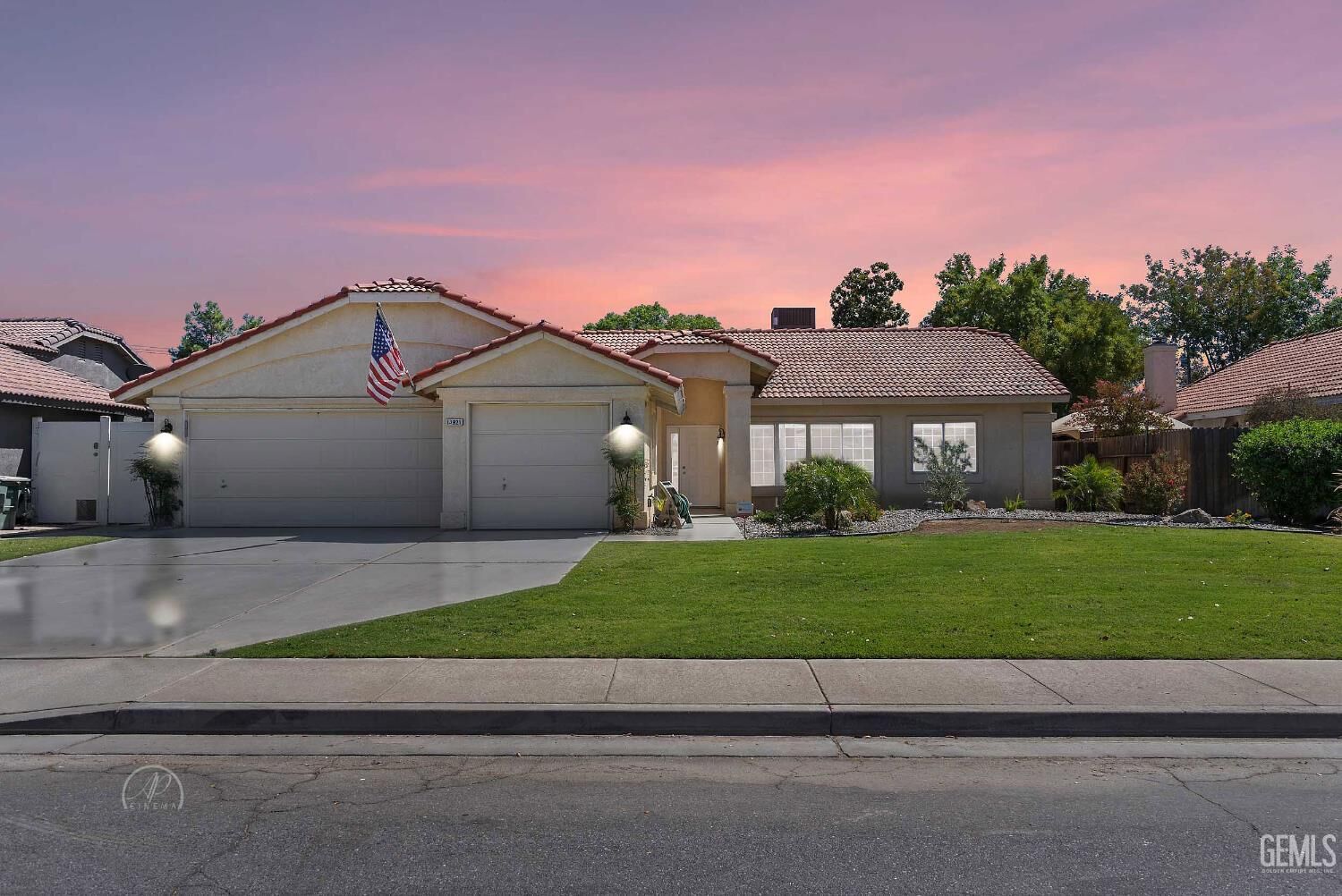 Property Photo: 13921 Calle Elegante CA 93314