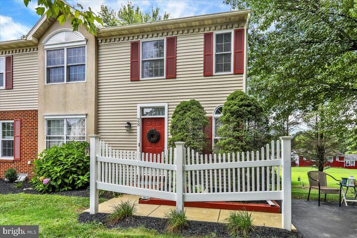 28 Derby Lane  Lancaster PA 17603 photo