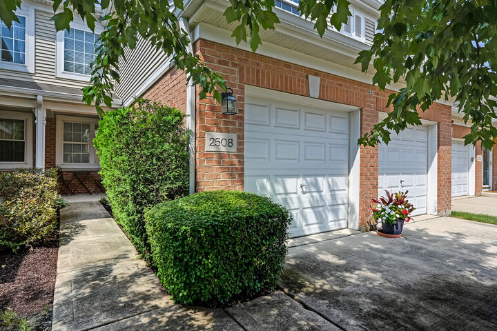 Property Photo: 2508 Camberley Circle IL 60154