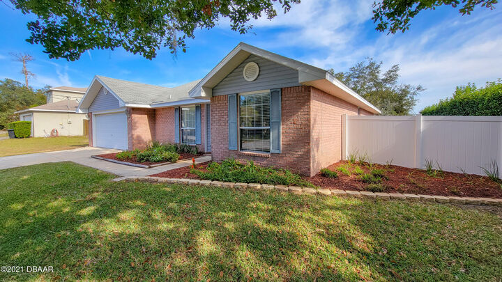 Property Photo: 6 Freemont Court FL 32137