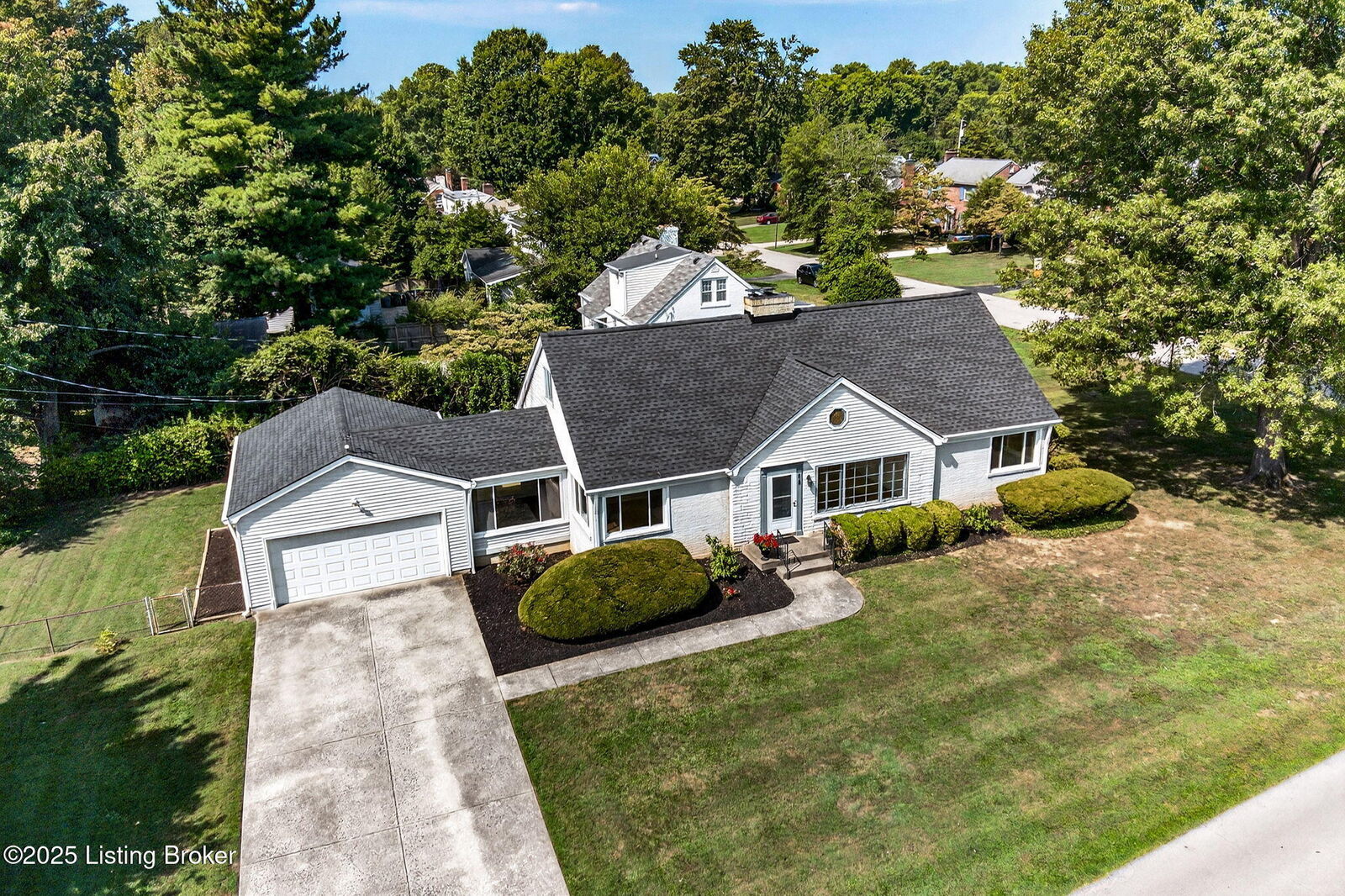 Property Photo:  418 Cherrywood Rd  KY 40207 