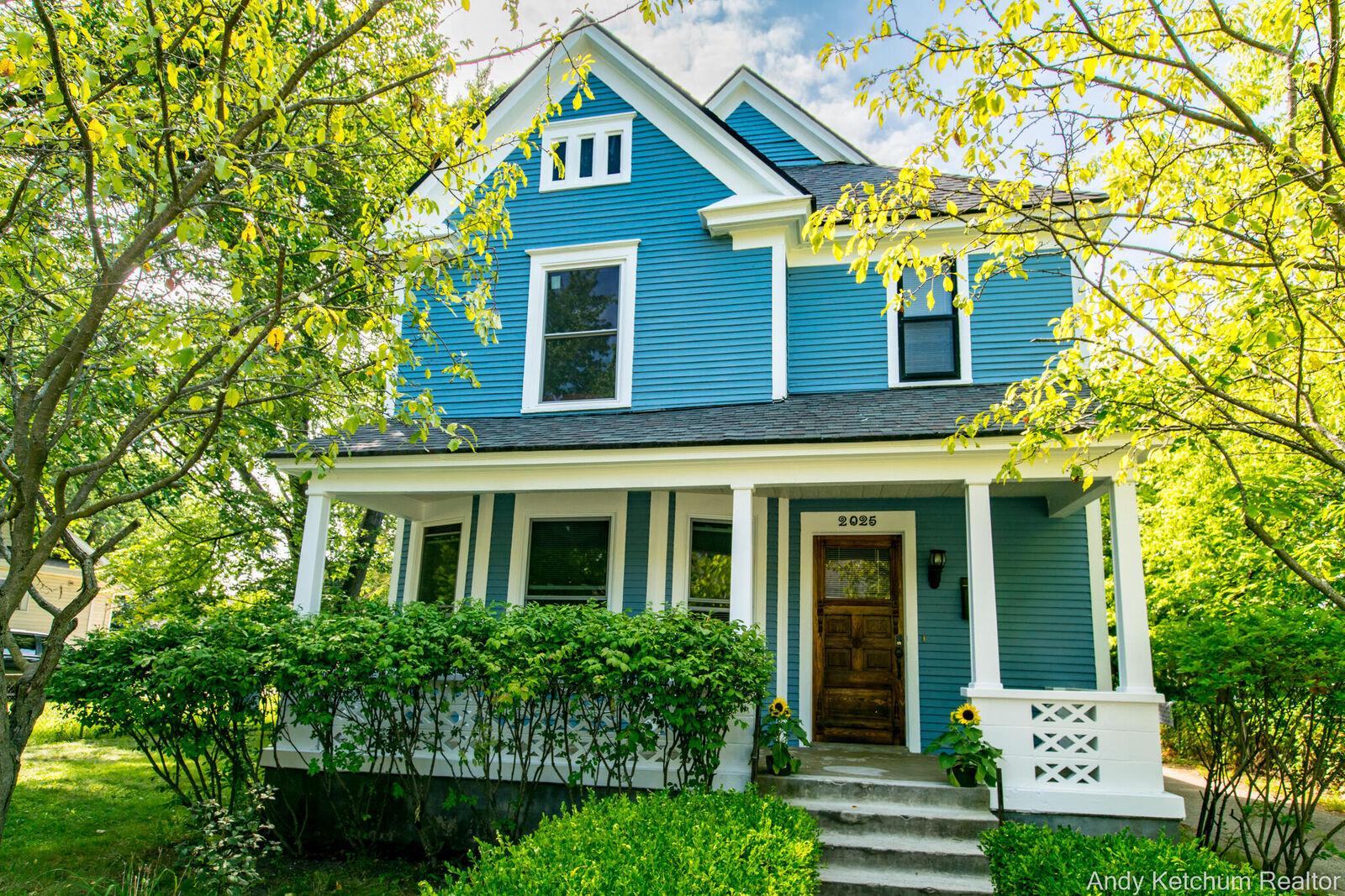 Property Photo:  2025 Francis Avenue SE  MI 49507 