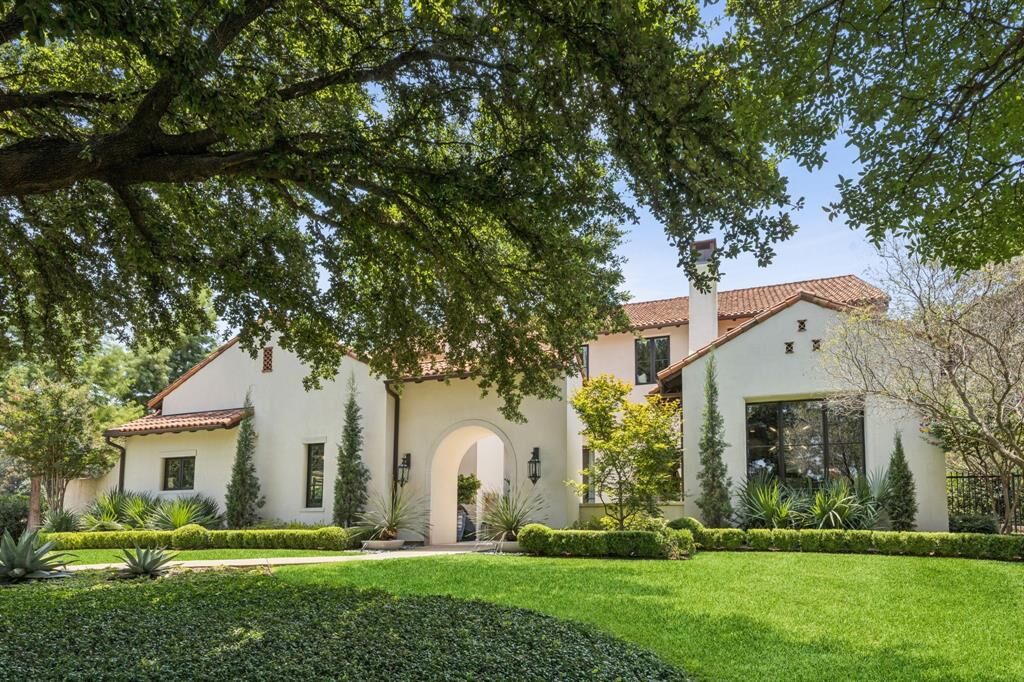 Property Photo: 1402 Fountain Grass Court TX 76262