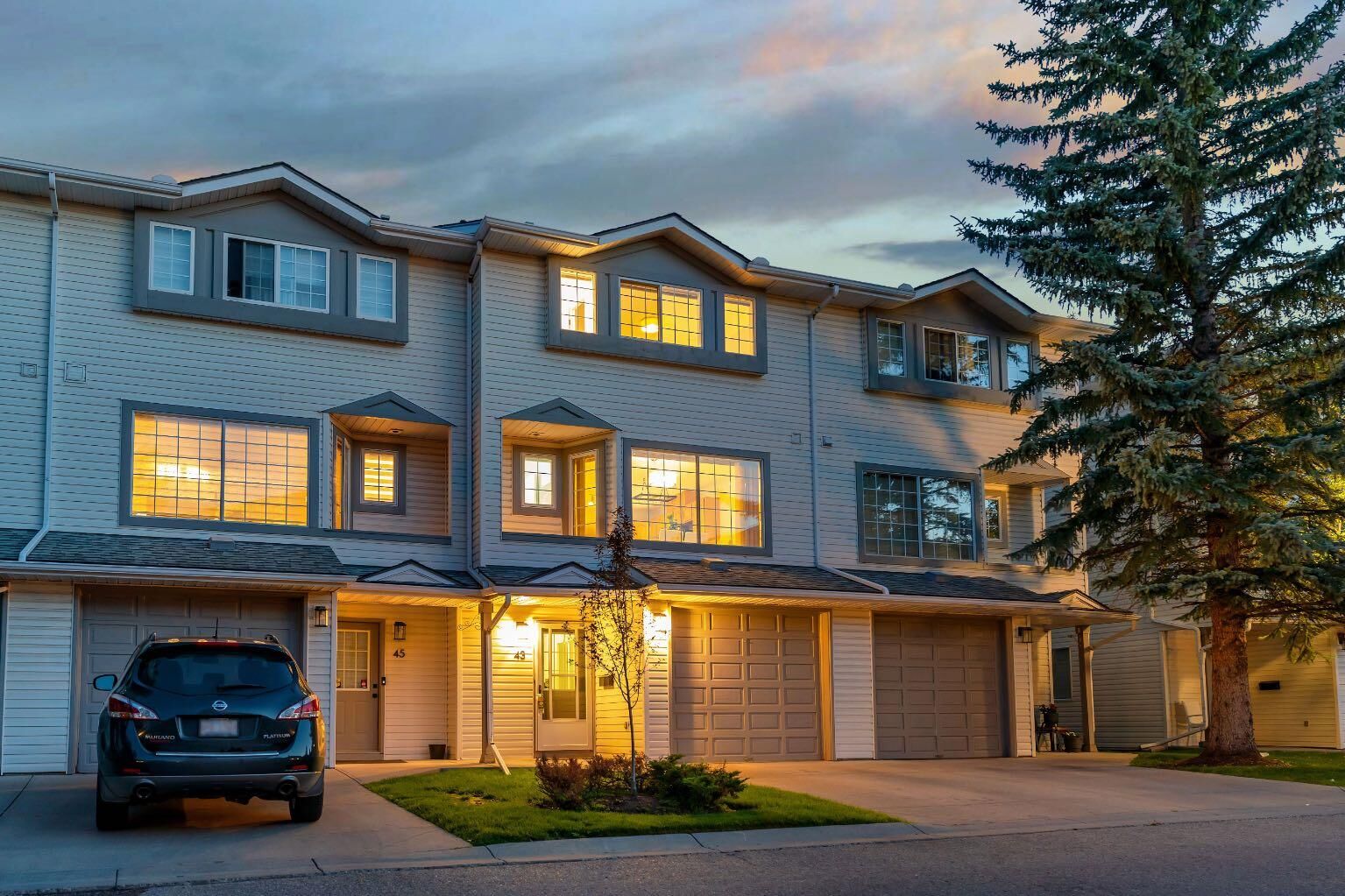 Property Photo: 43 Kingsland Villas SW AB T2V 5J9