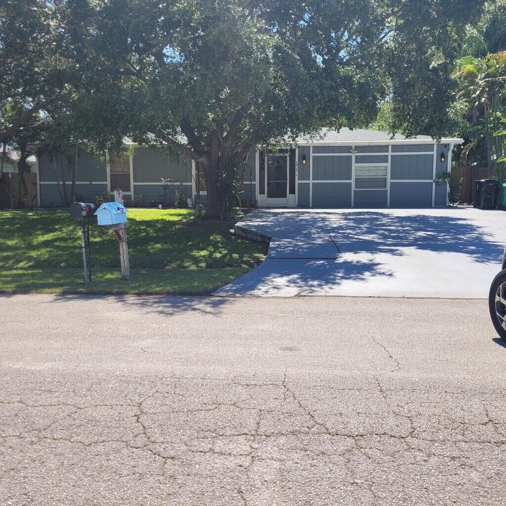 Property Photo:  325 NW Dearman Street  FL 34983 