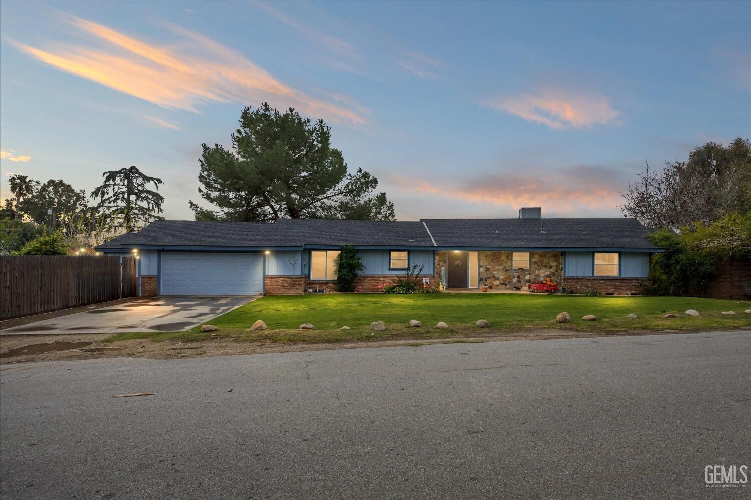 Property Photo: 611 Walnut Avenue CA 93305