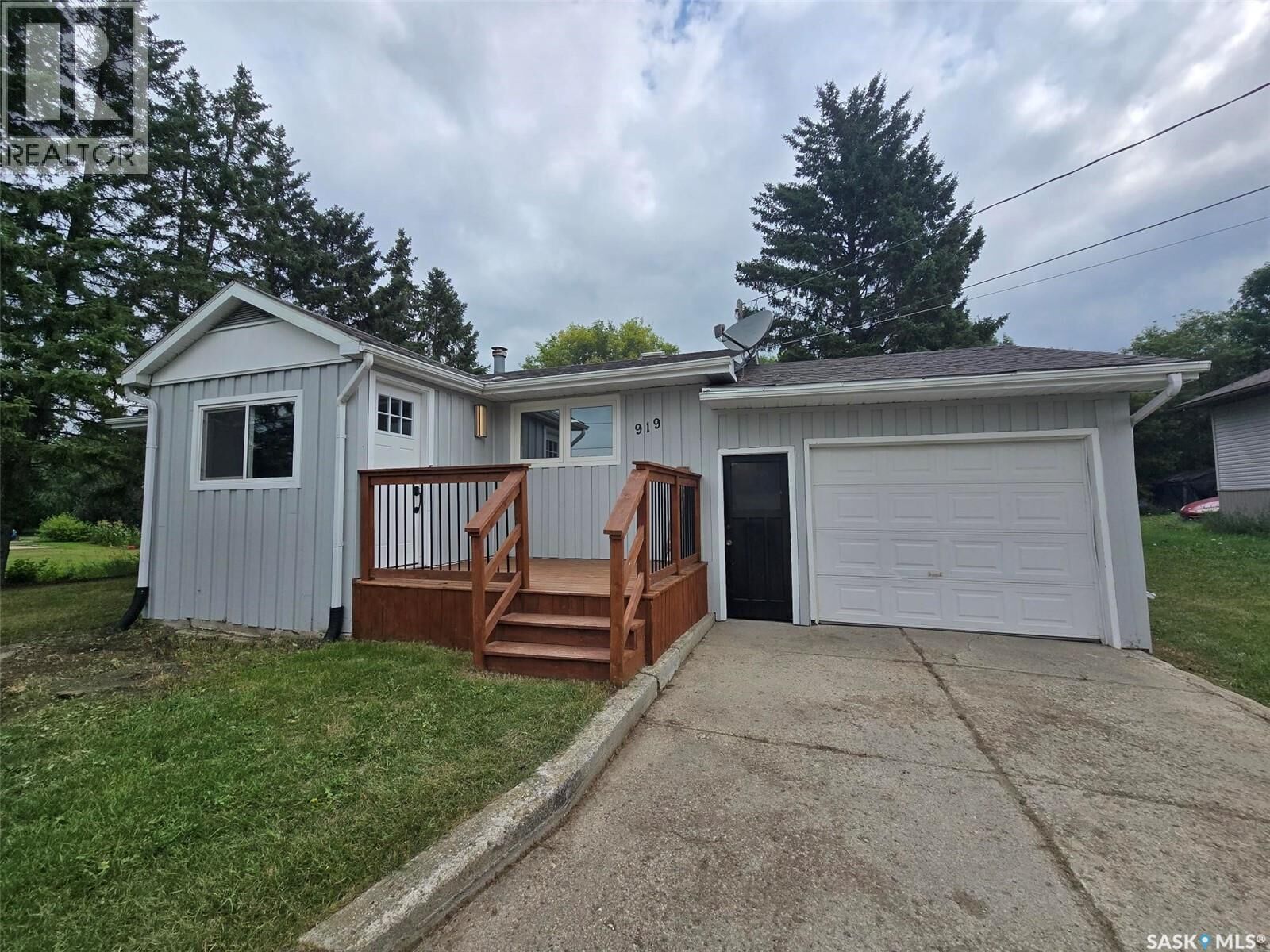 Property Photo: 919 Southesk Street SK S0G 5C0