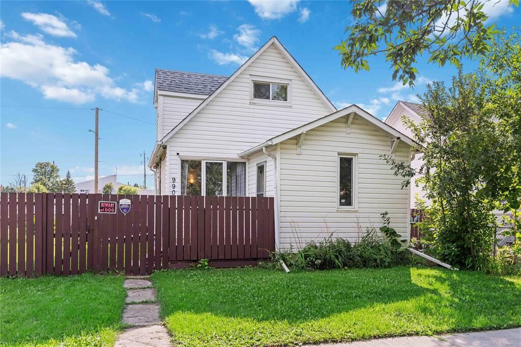 Property Photo: 990 Manitoba Avenue MB R2X 0K3