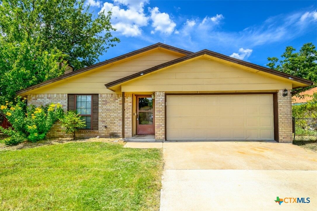 Property Photo:  2001 Ruiz Drive  TX 76543 