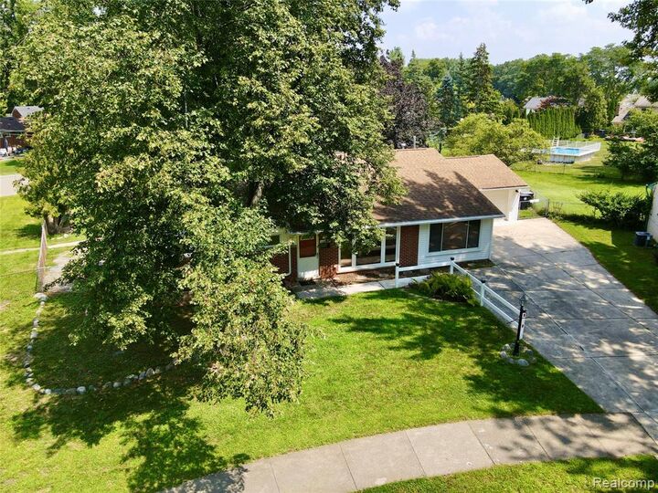 Property Photo: 18582 Whitby Street MI 48152 3040