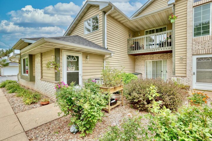 W240n2500 E Parkway Meadow Cir 8  Pewaukee WI 53072 photo