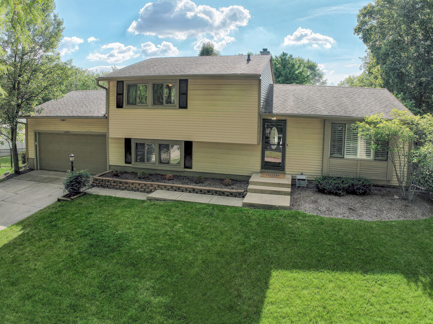 Property Photo: 1609 Forrest Boulevard IL 60174