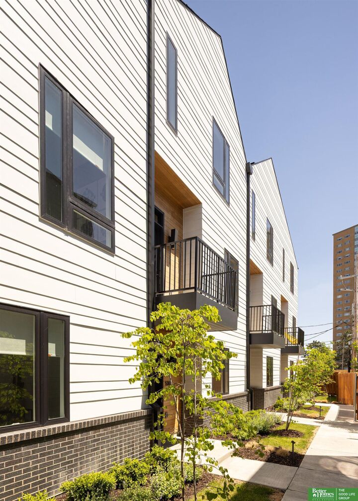 Property Photo: 5301 Elmwood Plaza NE 68106