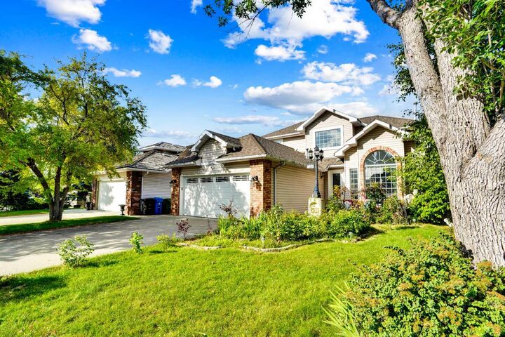 Property Photo:  134 Diamond Drive SE  AB T2J 7B3 
