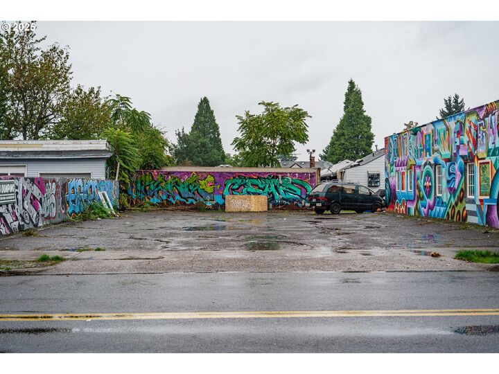 Property Photo:  1455 NE Killingsworth St  OR 97211 