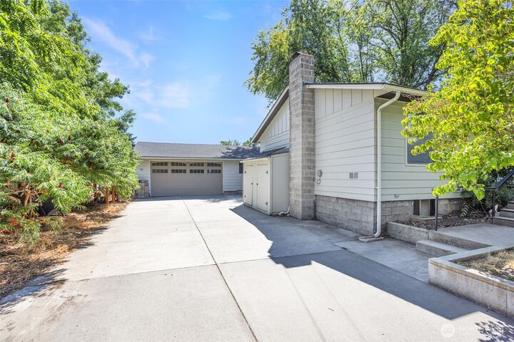 Property Photo: 210 E Seventh Street WA 99361