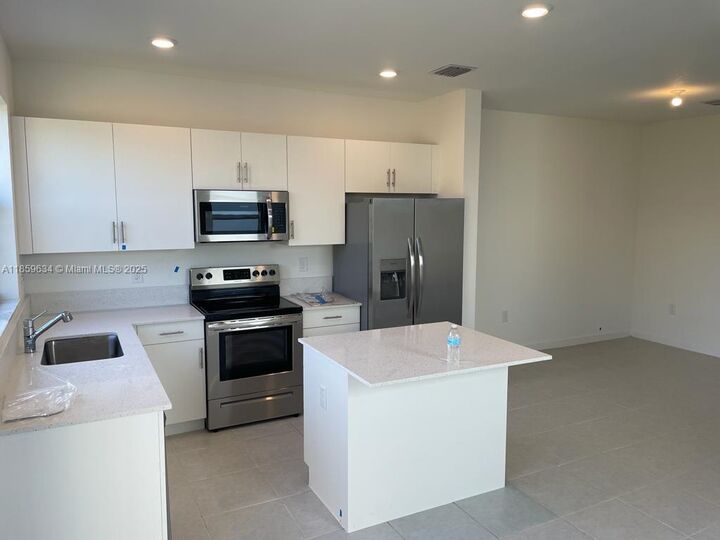 Property Photo:  945 NE 211th St  FL 33179 