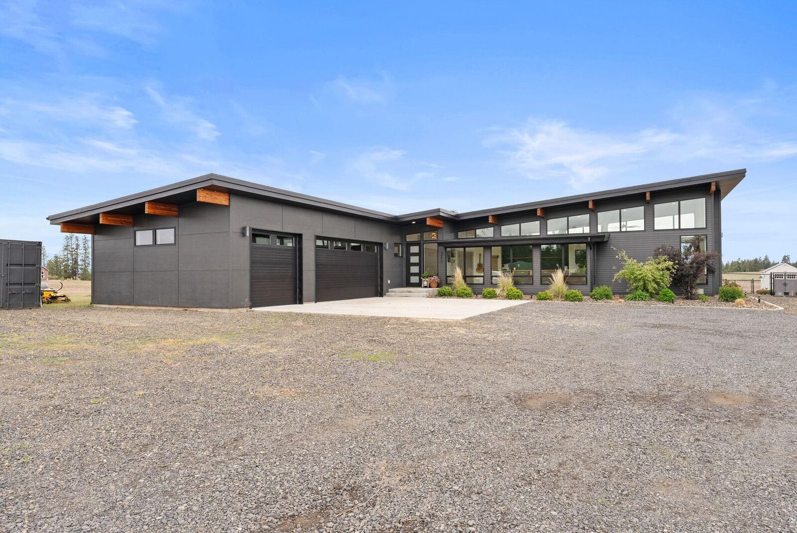 Property Photo: 311 N Christensen Rd WA 99022