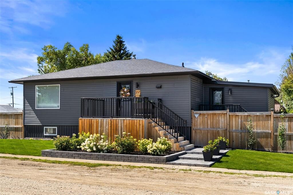 Property Photo: 217 1st Avenue SK S0G 4Y0