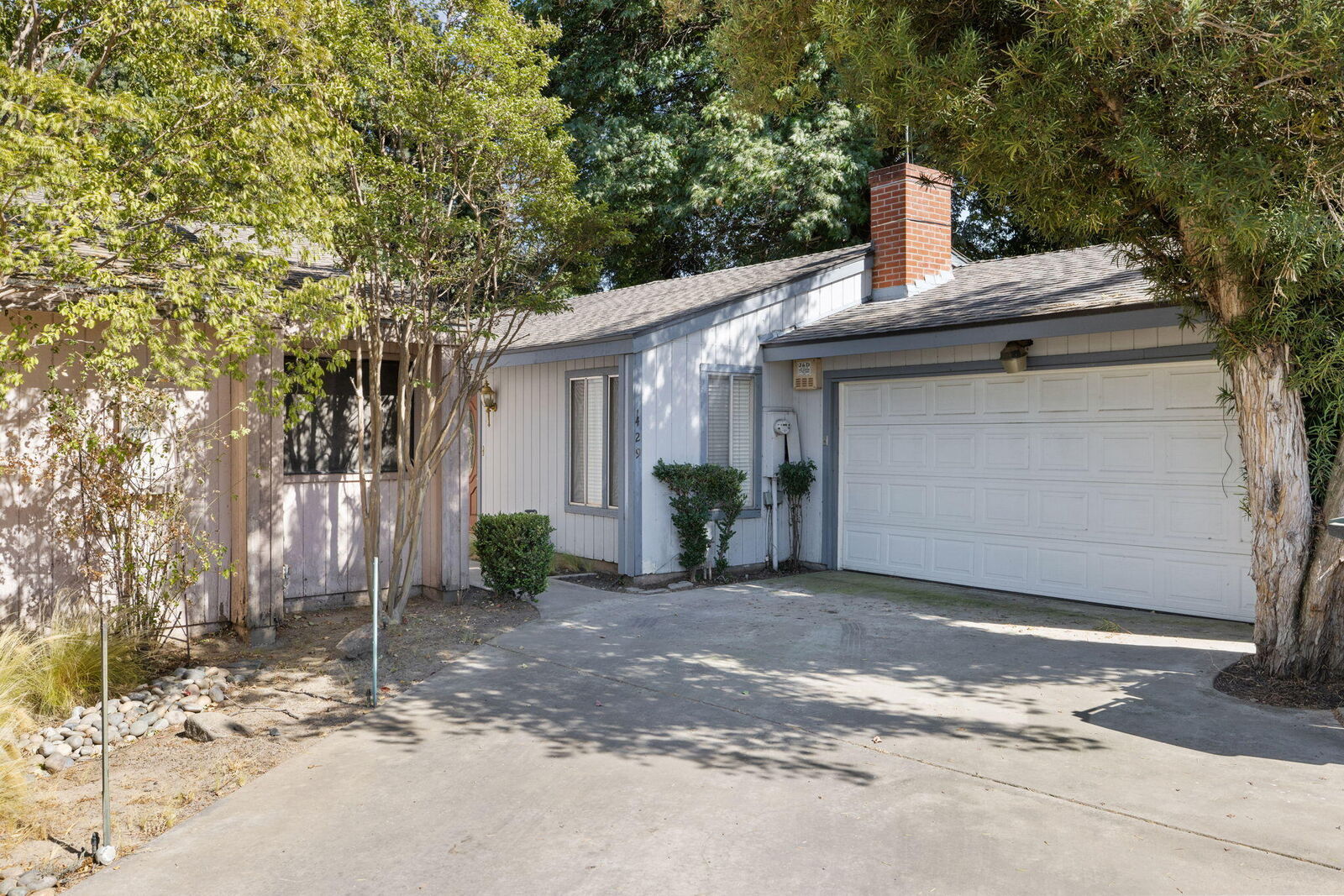 Property Photo: 1429 W Walnut Avenue CA 93277
