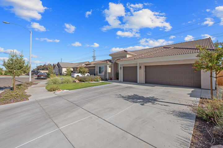 Property Photo: 4613 W Payson Court CA 93291
